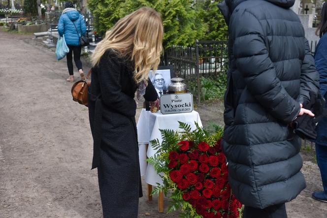 Wzruszający pogrzeb gwiazdy serialu „Czterej pancerni i pies”! Grób tonął w kwiatach 