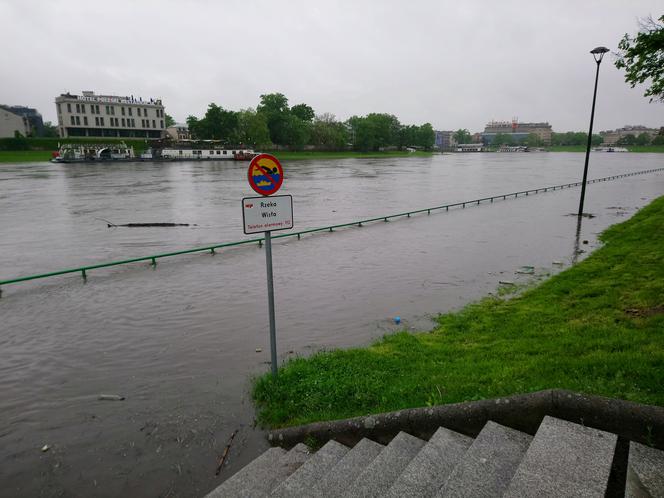 Powódź w Krakowie: Poziom Wisły dramatycznie rośnie. Most Dębnicki zagrożony?