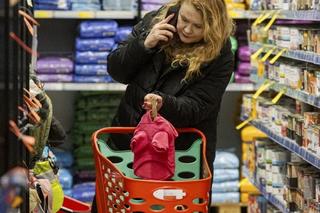 Bond zwęszył prezenty