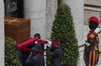Kondukt żałobny przejechał przez Rzym. Ostatnia droga papieża Franciszka