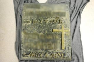 Nowy Sącz. Hieny cmentarne nie oszczędziły tablicy nagrobnej. Skandaliczna kradzież na cmentarzu