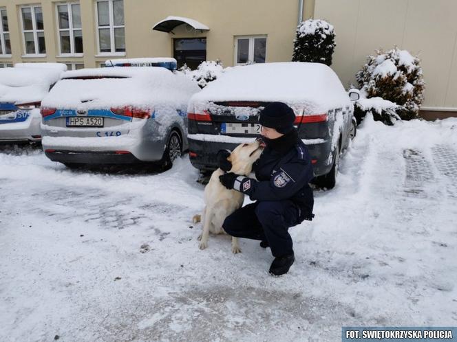 Policjanci pomogli niewidomej kobiecie. Zaopiekowali sie jej psem
