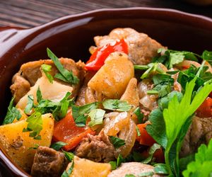 Zapiekanka z mięsem i ziemniakami. Prosty przepis na obiad z piekarnika 