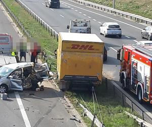 Horror na S2. Ciężarówka zmiażdżyła auto, dwie osoby zakleszczone w środku