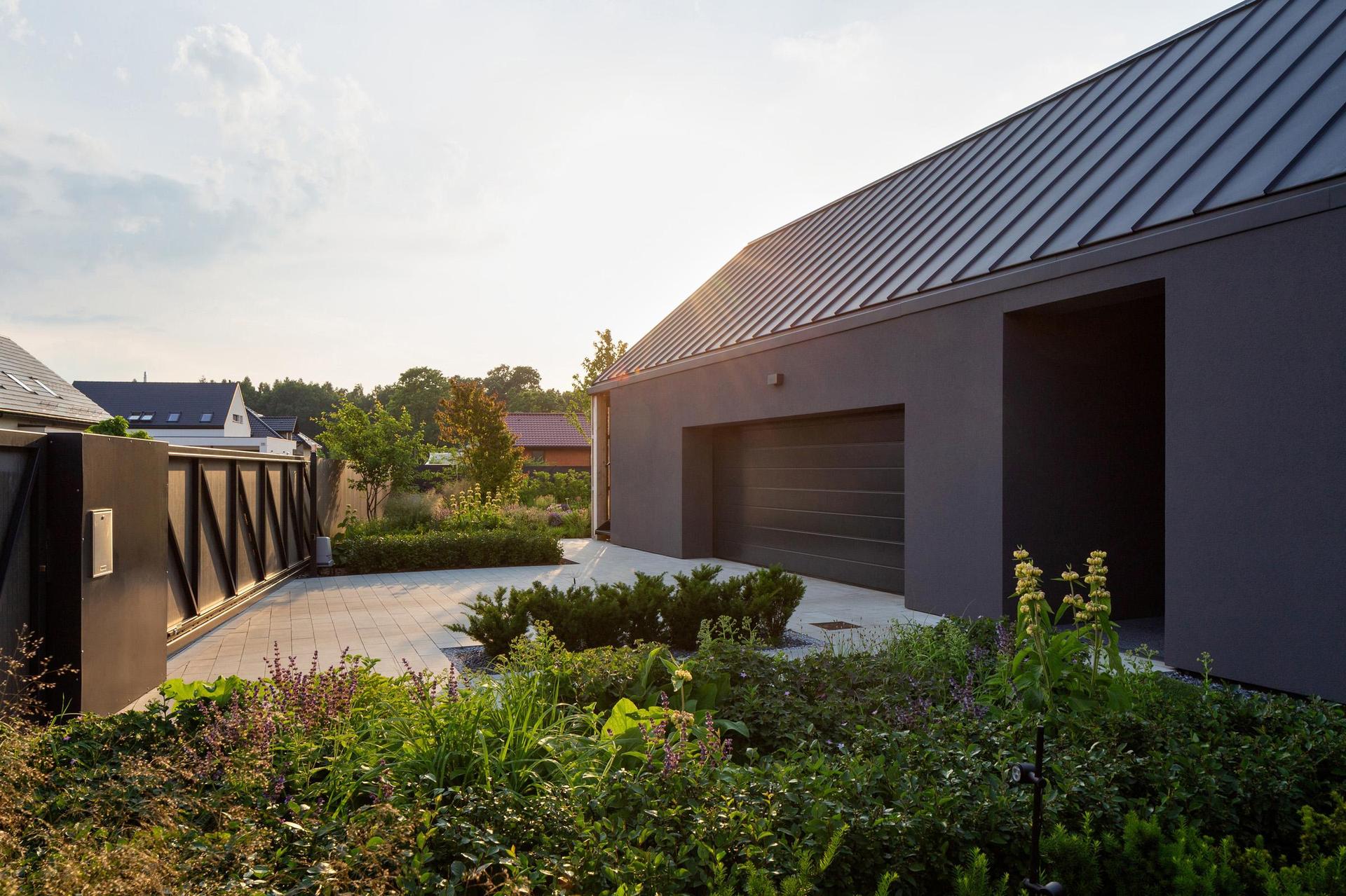 Szary dom w Świerczyńcu koło Tychów