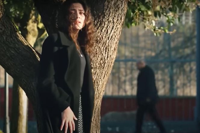 Wykorzystując chwilę nieuwagi, Seher wymknie się z domu 