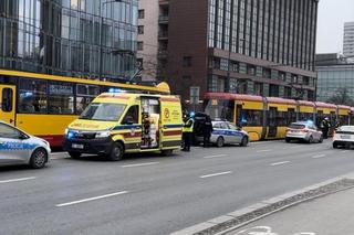 Pieszy wpadł pod tramwaj! Dramatyczny wypadek w centrum