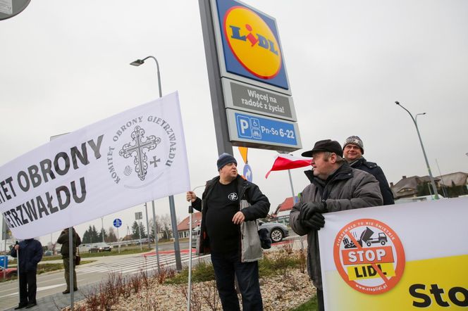 Protest przeciwko budowie centrum logistycznego Lidla w Gietrzwałdzie. Olsztyn, 14.12.2024