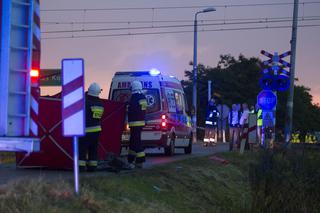 Wypadek na przejeździe kolejowym pod Bydgoszczą! Pociąg wbił się w osobówkę