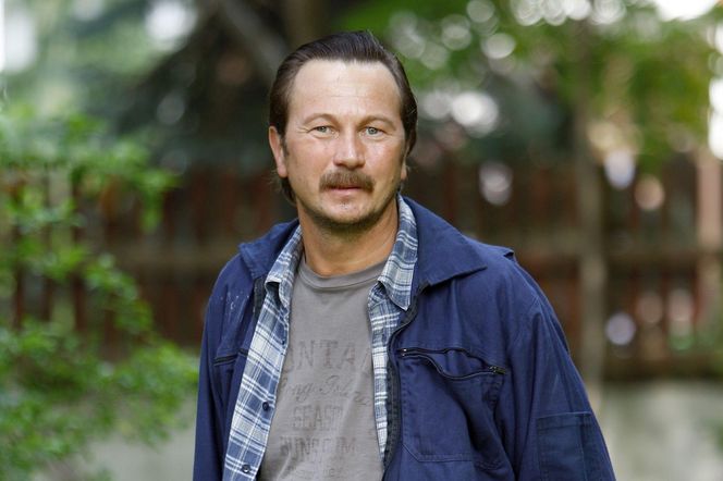 Piotr Cyrwus przez lata próbował pozbyć się „Ryśka z Klanu”, a teraz znów go szufladkują