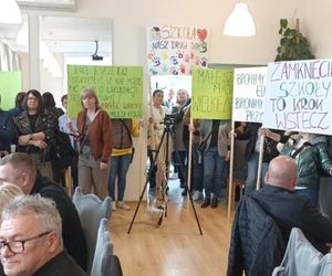 Protest mieszkańców pod Urzędem Gminy Cieszków! Likwidacja szkoły w Pakosławsku odłożona w czasie