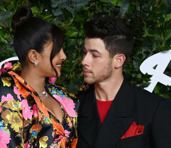 Nick Jonas i Priyanka Chopra na gali The Fashion Awards 2021