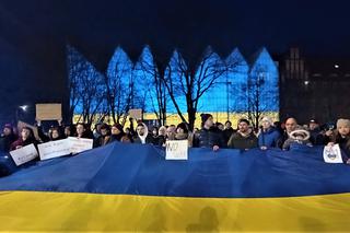 Manifestacja przeciwko wojnie na Ukrainie na placu Solidarności w Szczecinie