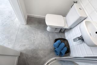 Polerowany beton na podłodze w łazience