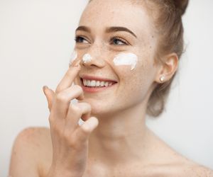 Choć działa cuda, unikaj go w słoneczne dni. Zwiększa wrażliwość skóry na promienie UV