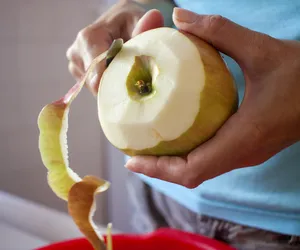 Zrezygnuj z obierania warzyw i owoców ze skórki. Twój organizm ci za to podziękuje