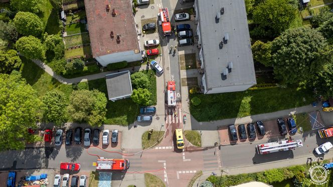 Pożar i wybuchy w mieszkaniu bloku w Tychach