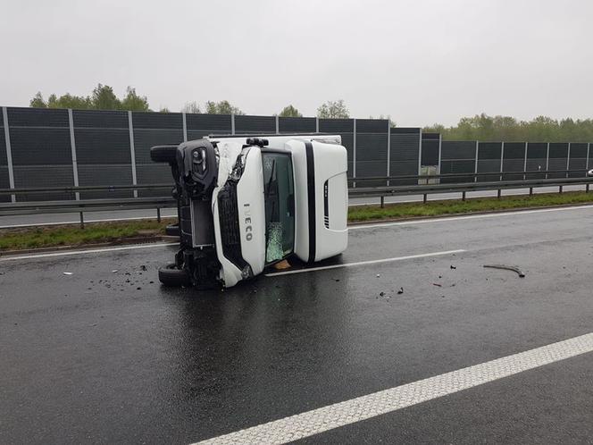 Kolizja na tarnowskim odcinku autostrady. Porsche nie dało rady ciężarówce