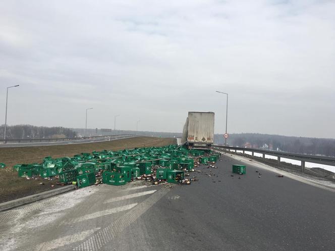 Utrudnienia na A4. Na jezdnię rozsypały się skrzynki z piwem [ZDJĘCIA]