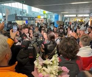 Tak fani powitali Justynę Steczkowską na lotnisku. Były łzy i tulenie. Byłaś najlepsza!