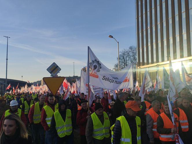 Protest w Katowicach. Tysiące związkowców na ulicach. Padły mocne słowa o „zbrodniczej ideologii”