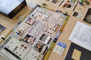 Planszówkę stworzyły Archiwa Państwowe, wykorzystując zbiory różnych placówek w Polsce, w tym także Siedleckiej.