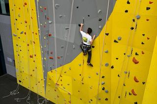 Nowa atrakcja w Olsztynie. Ścianka wspinaczkowa w hali Urania otwarta. Ile kosztuje bilet? [ZDJĘCIA]