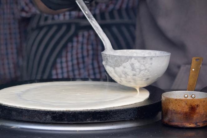 Bieg z patelnią. Olney Pancake Race, Buckinghamshire, Anglia