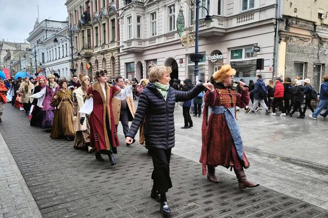 Polonez dla Łodzi. Setki łodzian we wspólnym tańcu [ZDJĘCIA]