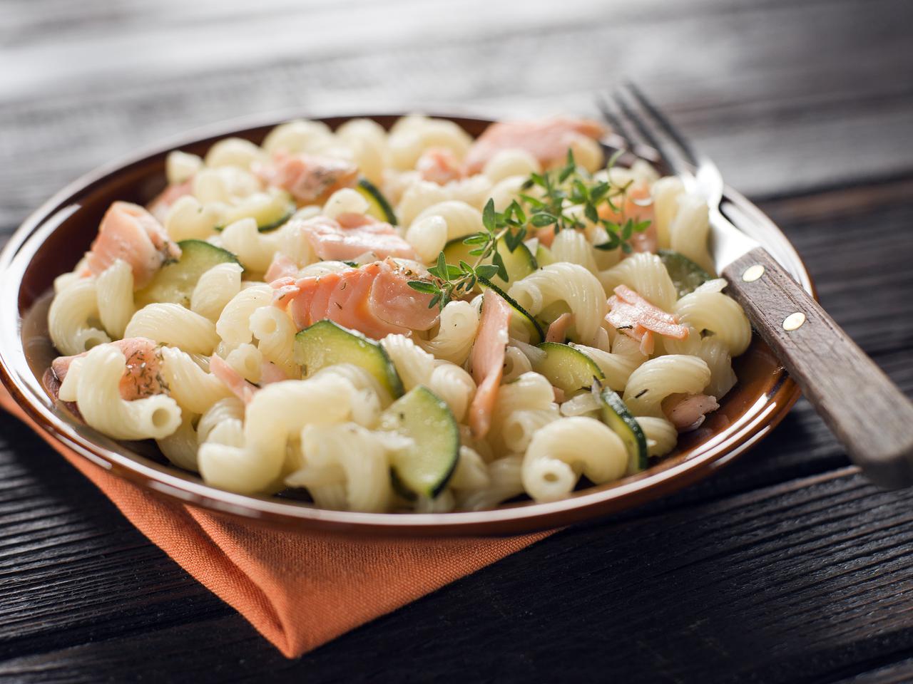 Makaron z łososiem w sosie śmietanowym