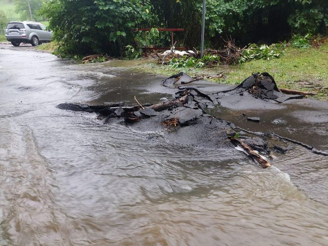 Zalane ulice i posesje. Trudna noc w gminie Goleszów w powiecie cieszyńskim