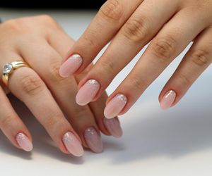 Przepiękne paznokcie na zimę 2024 podbijają salony kosmetyczne. Modne i delikatne. Manicure na zimę 2024