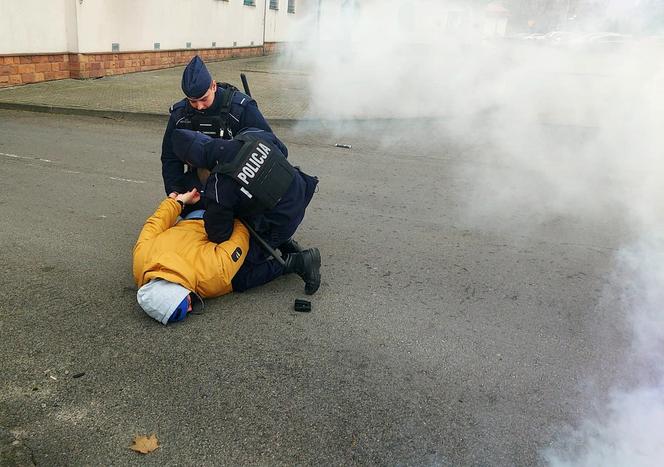 Dużo dymu i pełna mobilizacja. Spektakularna akcja w piotrkowskim areszcie śledczym