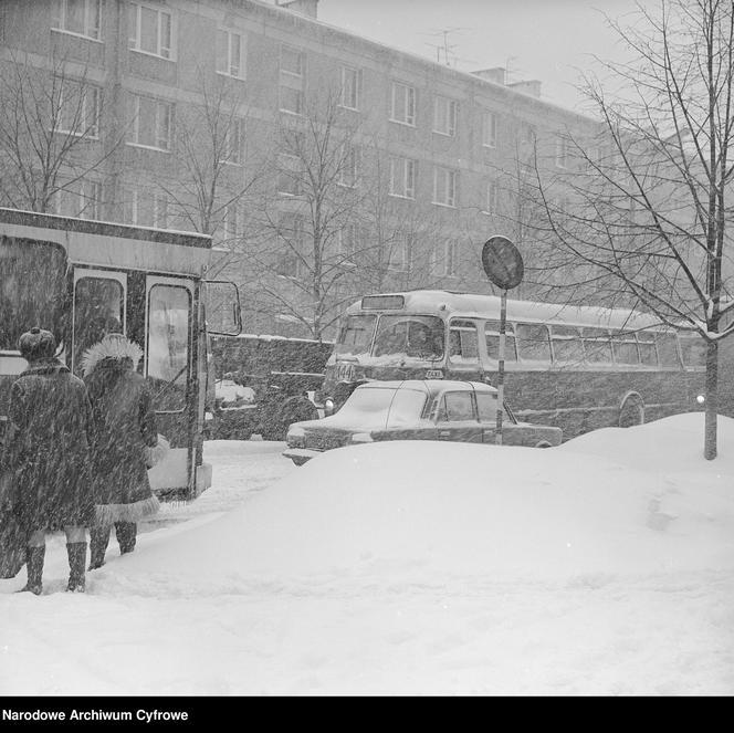 Góry śniegu na warszawskich ulicach! Tak wyglądała zima stulecia [ARCHIWALNE ZDJĘCIA]