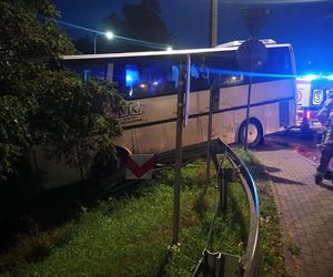 Autobus zderzył się z samochodem i przeciął barierki. Na pokładzie 33 osoby