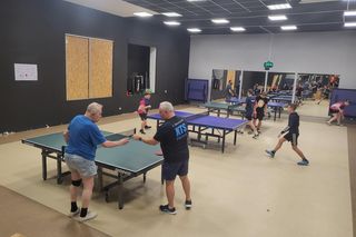 W Toruniu starsi i młodsi uderzają w białą piłeczkę. Każdy może dołączyć