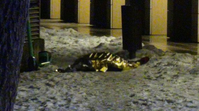Przeraźliwa śmierć na warszawskiej Woli. Nieżywy mężczyzna leżał w zaspie śnieżnej!