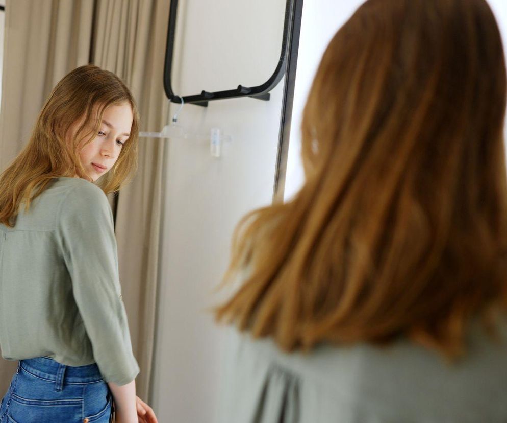 Presja rówieśnicza może wiązać się m.in. z markowymi ubraniami