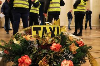 Kolejny protest taksówkarzy w Warszawie 5 kwietnia! Sparaliżują okolice lotniska