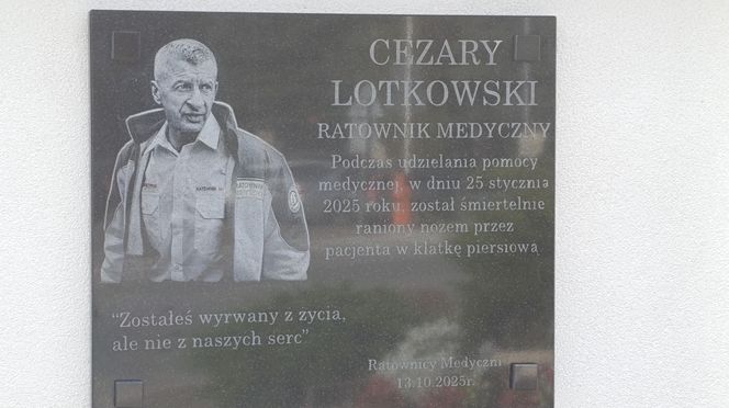 Biała Podlaska. Odsłonięcie tablicy poświęconej ratownikowi medycznemu. 64-latek został śmiertelnie dźgnięty nożem na służbie [ZDJĘCIA]
