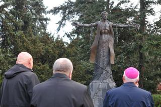 Ksiądz Jerzy Popiełuszko zginął 38 lat temu. W rocznicę śmierci władze Torunia i województwa kujawsko-pomorskiego złożyli kwiaty