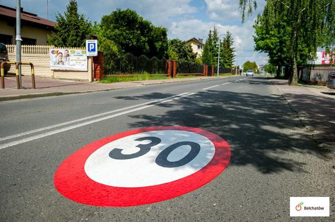 Bełchatów: Kolejne piktogramy na ulicach. Czemu mają służyć znaki naklejone na asfalcie? 