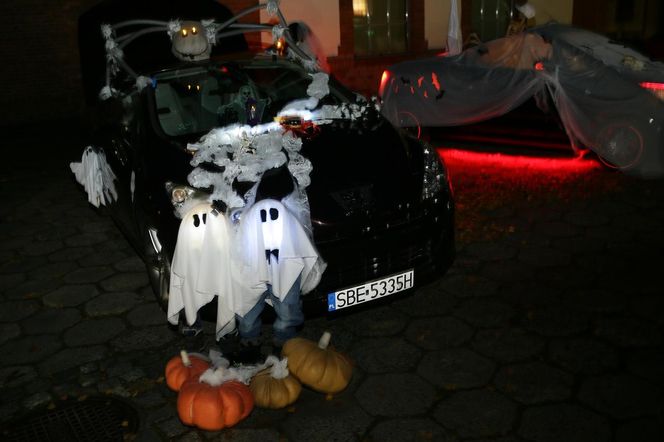 Halloweenowy Zlot Bezdaszników, czyli straszne kabriolety w Tychach. To dopiero wyższy poziom przebierania GALERIA