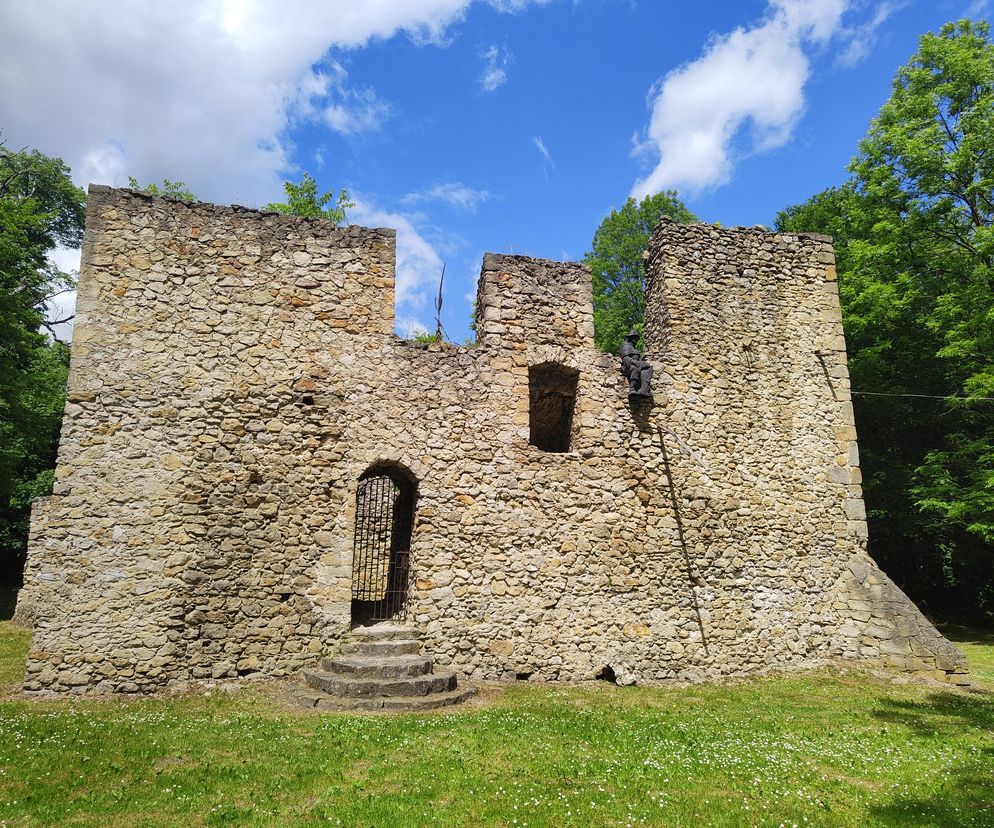 Ruiny z historią i legendą w tle. Kiedyś twierdza rycerzy, dziś obiekt uwielbiany przez fotografów 