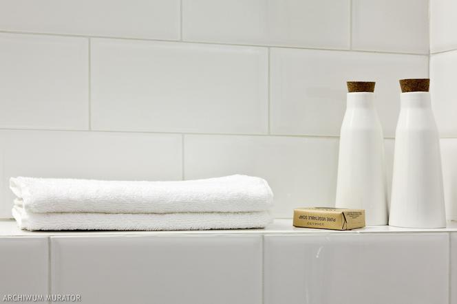  Mała biała łazienka: aranżacja z ciekawą fotografią na podłodze