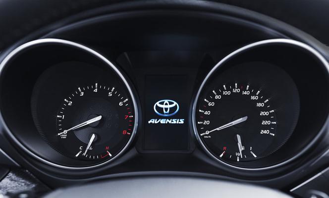 Toyota Avensis lifting 2015