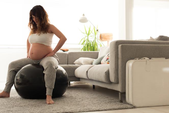 Kobieta w ciąży siedząca na piłce