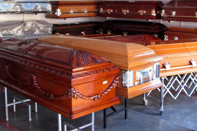 Właściciel zakładu pogrzebowego w Słubicach wyłudzał pieniądze od rodzin osób zmarłych
