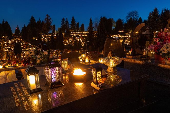 Tysiące zniczy rozświetliło polskie cmentarze. Niezwykły widok po zmroku