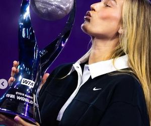 Aryna Sabalenka z pucharem